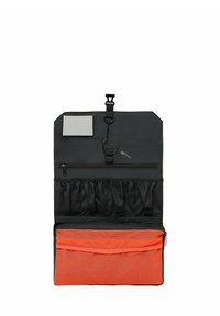 Organizzatore in tessuto nero con un vano inferiore in rete arancione, più tasche, un gancio e una clip per un facile appendimento e accesso.
