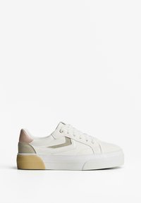 Sneaker bianca con suola spessa e accenti pastello in rosa e beige, caratterizzata da un design elegante e chiusura classica con lacci.