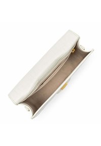 Witte neplederen clutch met een krokodillenstructuur, voorzien van een beige interieur en een vergulde sluiting. Geopend zicht dat de opbergruimte toont.
