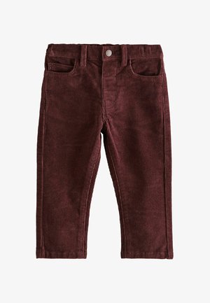 Bordo kadifaste hlače koje imaju pojas s petljama za remen, prednje džepove i vidljivu vertikalnu rebrastu teksturu.