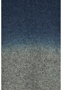 Pletená látka s ombré vzorem přecházejícím z tmavě modré v horní části do světle šedé ve spodní části, s jemnou texturou.