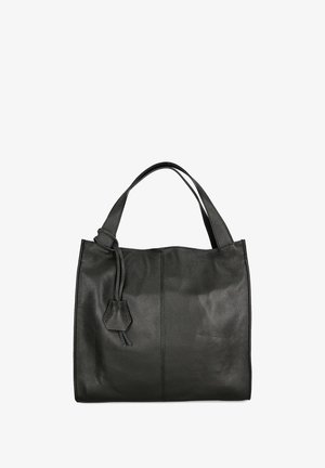 Zwarte leren tote bag met een gestructureerd oppervlak, een ruim hoofdvak en een korte handgreep. Voorzien van een decoratief leren detail.