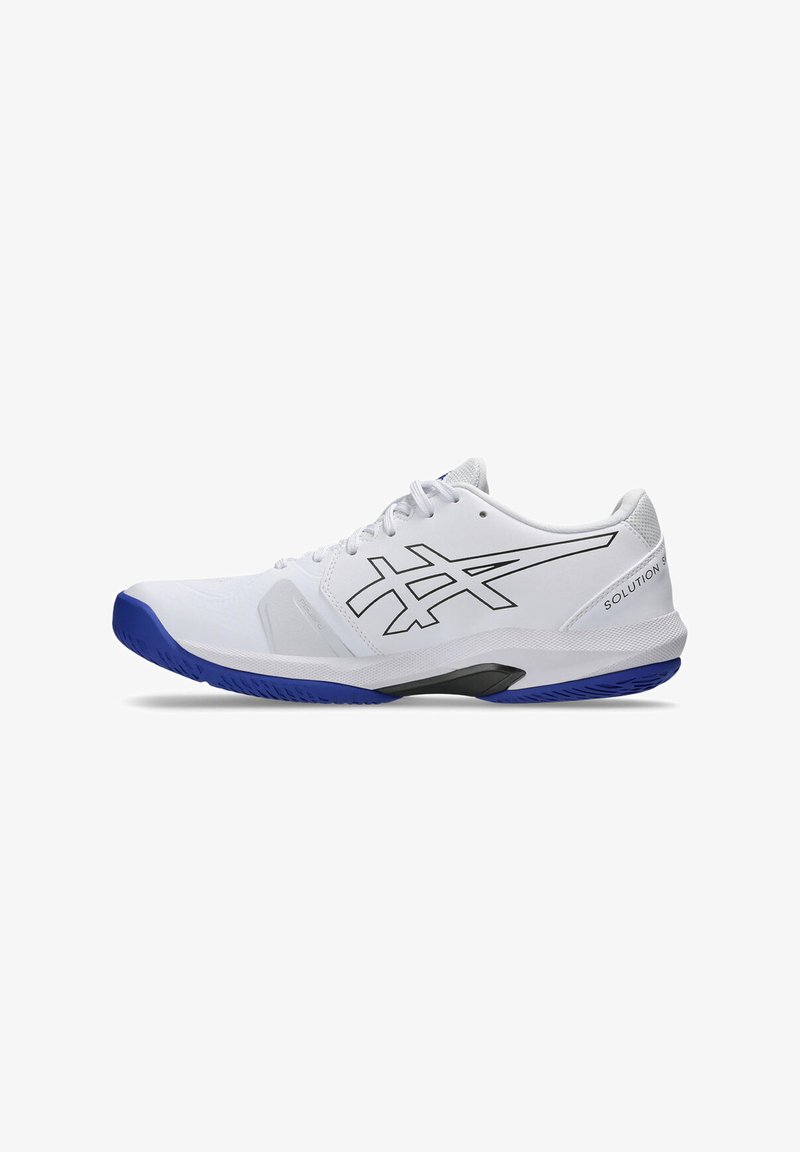 Witte sportieve schoen met een zwarte en blauwe zool, voorzien van een glad oppervlak, netaccenten en een prominent logo aan de zijkant.