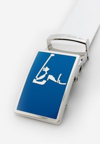 Ein Gürtel mit einem glänzend weißen Riemen und einer rechteckigen silbernen Schnalle, die eine blaue Emaille-Oberfläche und ein weißes Silhouetten-Design aufweist.