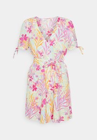 Blumiges Wickelkleid mit kurzen Ärmeln, auf einem pastellblauen Hintergrund, mit lebhaften pinken und orangen Blumen sowie einer Bindeschleife in der Taille.