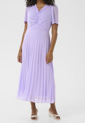 Fioletowa plisowana sukienka midi z krótkimi rękawami, marszczoną górą i miękkim, lekkim materiałem. Prosty fason bez widocznych wzorów czy elementów metalowych.