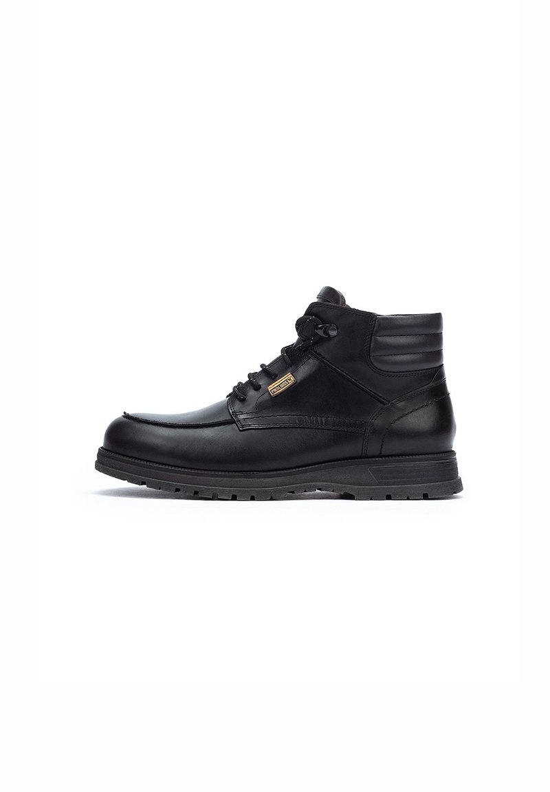 Bottes noires en cuir à tige haute avec une surface lisse, un laçage à l'avant et une semelle extérieure robuste. Comprend un col rembourré et un détail de logo.