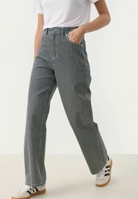 Gestreepte, losse broek in marineblauw en wit, gemaakt van zacht materiaal, met een hoge taille, voorzakken en subtiele stikdetails.