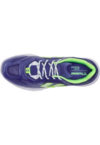 Lila idrottssko med en texturerad yta, neongröna detaljer, vita snören och ett vadderat inre, med en distinkt logotyp.