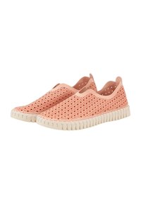 Instapper schoenen met een lichtroze gevlochten bovenkant, met een gestructureerd patroon, elastische randen en een witte rubberen zool met ribbeldetails.