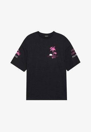 Schwarzes Baumwoll-T-Shirt mit rosa Palmen- und Sonnenuntergangsgrafik auf der Vorderseite. Der Text auf dem Ärmel lautet "FIND YOUR PARADISE" und "PALM".