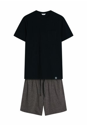 Czarna bawełniana koszulka z kieszonką na piersi, w komplecie z szarymi bawełnianymi szortami z elastycznym paskiem w talii i sznurkiem.