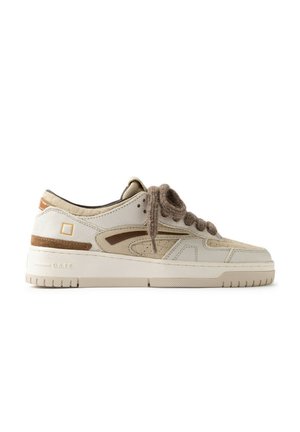 Beige lage sneaker met dikke zool, suède- en leren panelen en dikke bruine veters, van opzij getoond tegen een witte achtergrond.