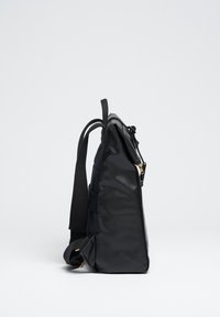 Schwarze wasserdichte Tasche in rechteckiger Form, glatte Textur, Reißverschlussverschluss, verstellbarer Tragegurt und eine Seitentasche. Akzente in Gold.