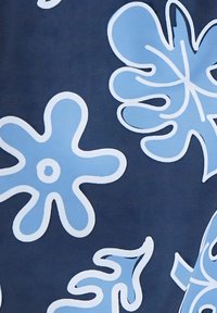 Stof met een marineblauwe achtergrond en grote lichtblauwe abstracte bloemen- en bladvormen omlijnd in het wit, met een soepele textuur en gedurfde uitstraling.