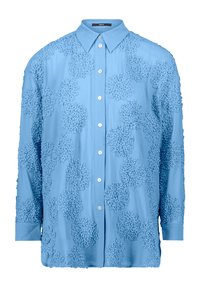 Chemise boutonnière bleu ciel ornée d'appliqués floraux texturés sur le devant, avec des manches longues et un col classique.