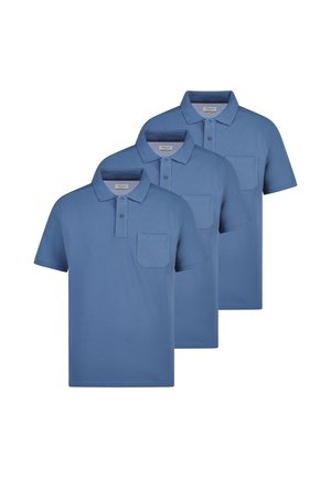 Drei blaue kurzärmelige Polohemden mit Kragen und Brusttaschen, nebeneinander auf einem weißen Hintergrund angeordnet.