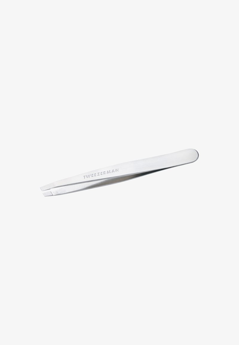 Pince à épiler en acier inoxydable à embout incliné de la marque Tweezer avec logo gravé sur fond blanc uni.