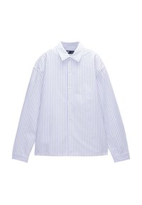 Chemise blanche à manches longues avec boutons, ornée de fines rayures verticales bleues et dotée d'un col pointu, posée à plat sur un fond blanc.