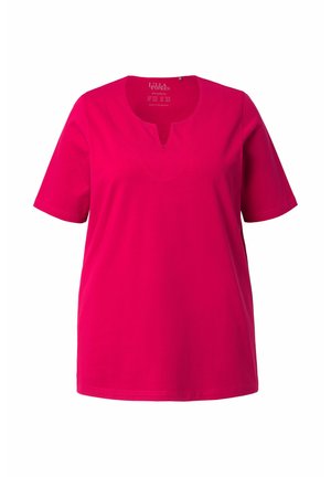 Fuchsia Kurzarm-T-Shirt mit Rundhalsausschnitt und einem kleinen V-Ausschnitt vorne, aus einem glatten Stoff gefertigt.