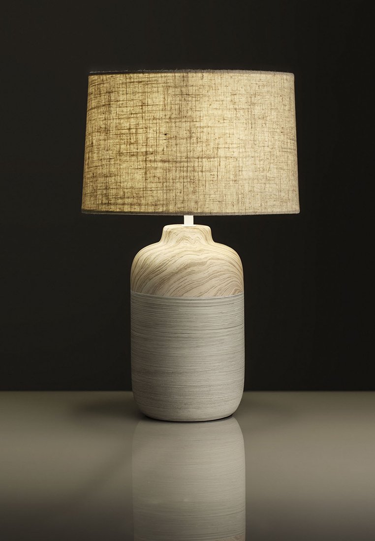 Keramische Lampe mit einer runden Basis, oberer Teil mit hellem Holzmaserung und einem beige Leinenzylinder-Schirm. Glatte Oberfläche mit horizontalem Linienmuster.