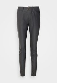 Zwarte slim-fit broek met lussen voor een riem en een dubbele knoopsluiting, weergegeven tegen een witte achtergrond.