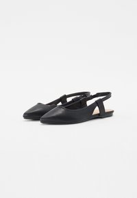 Μαύρες δερμάτινες εσπαντρίγιες slingback με μυτερές μύτες, ελάχιστο υλικό και λουράκι στη φτέρνα. Λείος υφασμάτινος τύπος και απλός σχεδιασμός χωρίς μοτίβα.