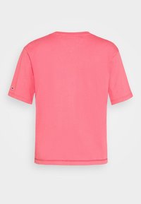 Kortärmad T-shirt i livfull rosa, tillverkad av mjuk bomull, med en klassisk rund halsringning och en liten logotypdetalj på vänster ärm.