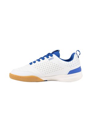 Zapatilla deportiva baja blanca y azul con lados perforados, cordones azules, patrón de estrella en el talón y suela de goma natural, con la etiqueta Munich.