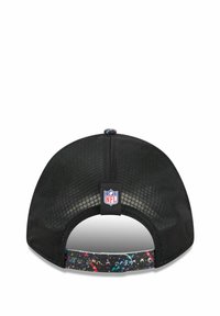 Schwarze Snapback-Kappe mit einem Netzrücken, die ein farbenfrohes Spritzmuster am inneren Band und ein NFL-Logo-Tag auf der Rückseite aufweist.