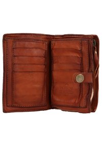 Portafoglio in pelle marrone con più scomparti per schede, tasca con zip e chiusura a scatto. Presenta un logo impresso e una superficie liscia.