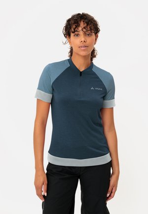 Kurze Ärmel Radsportshirt in Marineblau mit hellblauen Akzenten. Verfügt über einen hohen Kragen und ein Halb-Zip-Design. Glattes, leichtes Material.