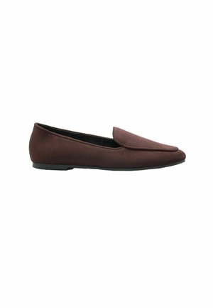 Brun ruskind flad loafer sko med spids tå og lav sort sål vist fra siden på hvid baggrund.