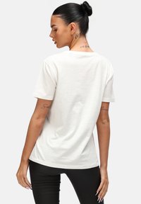 Hvid bomulds t-shirt med korte ærmer og rund halsudskæring, der har en glat overflade og en almindelig pasform. Bageste udsigt viser minimale design detaljer.