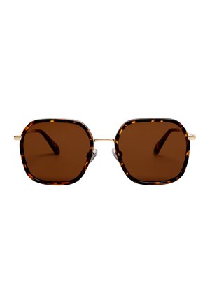 Lunettes de soleil carrées en écaille avec verres marron et pont et branches fines dorées sur fond blanc.