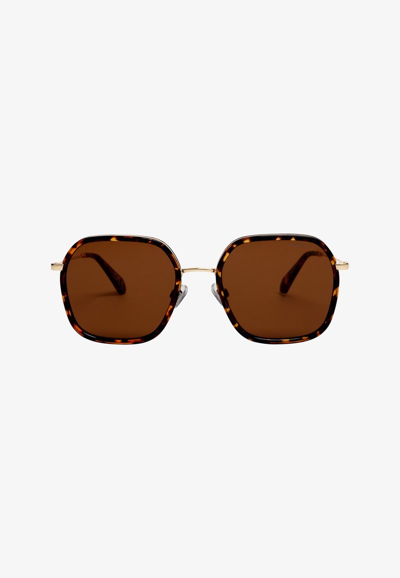 Lunettes de soleil carrées en écaille avec verres marron et pont et branches fines dorées sur fond blanc.