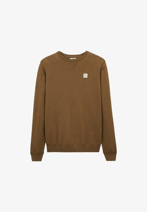 Pull marron en tissu doux, doté d'un col rond, de poignets et d'un ourlet côtelés, et d'une petite étiquette logo sur le côté gauche à l'avant.