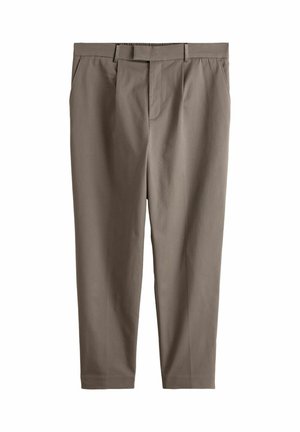 Rudi pritaikyti tiesaus kirpimo kelnės su diržo kilpomis, šoninėmis kišenėmis ir priekinio užtrauktuko užsegimu ant balto fono.