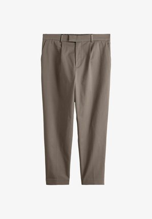 Barna, testre szabott, egyenes szabású nadrág övhurkokkal, oldalzsebekkel és elöl cipzáras záródással, fehér háttéren.