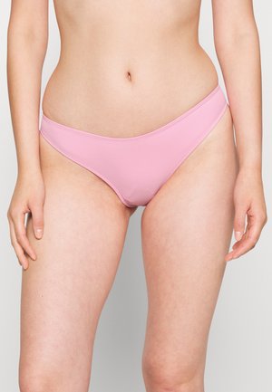 Parte de baixo de biquíni rosa feita de tecido suave, apresentando um corte baixo com cintura elástica e cobertura mínima, exibindo uma cor sólida.
