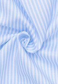 Tessuto a righe blu chiaro e bianche, texture liscia, finitura satinata, con sottili righe verticali equidistanti, piegato e attorcigliato.