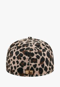 Cappello da baseball con stampa leopardata in tessuto morbido, caratterizzato da una forma arrotondata, macchie nere e marroni su sfondo chiaro e un dettaglio brandizzato in oro.