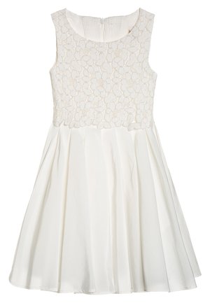 Ærmeløs hvid kjole med blomsterformet blondekors og flydende plisseret skørt, designet til formelle eller særlige lejligheder.