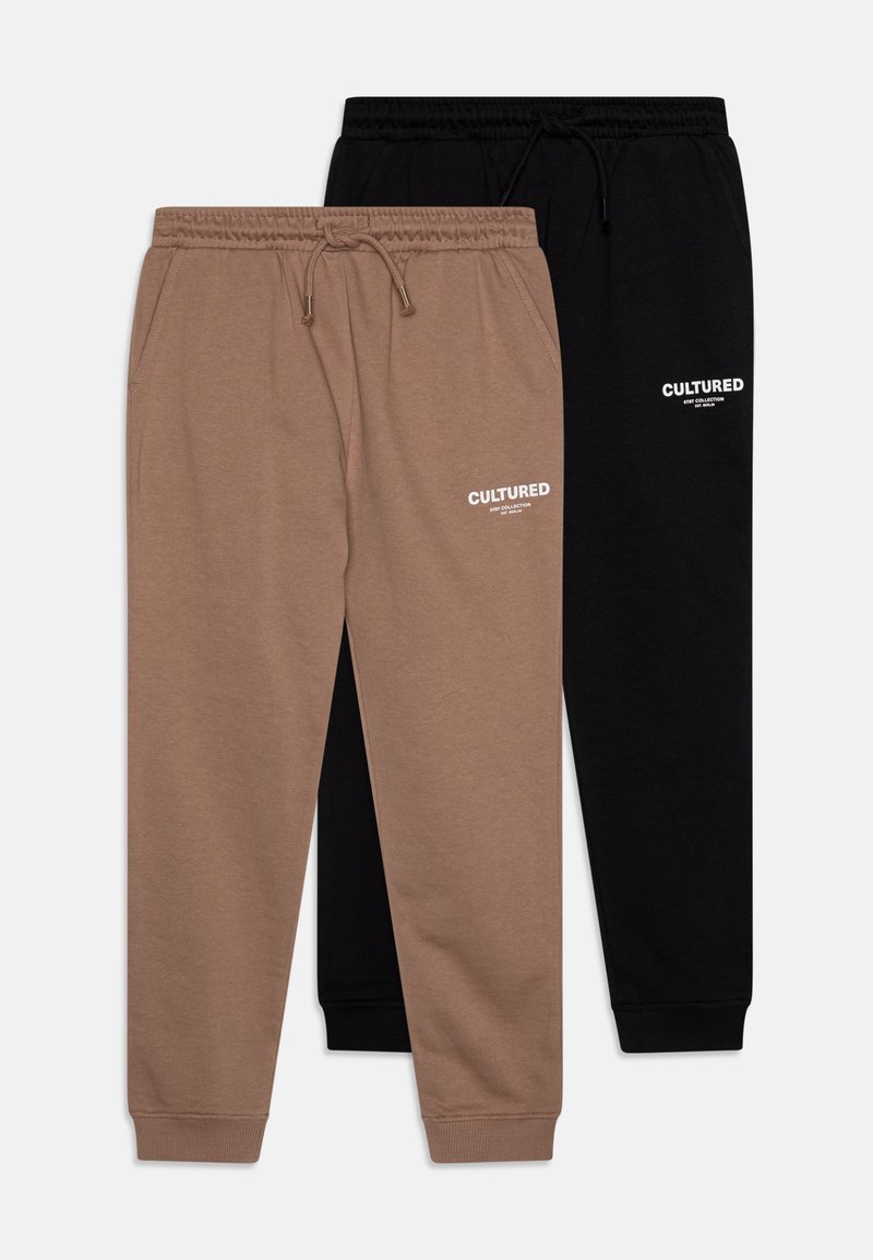 Deux paires de pantalons de jogging : une en marron clair, l'autre en noir. Les deux présentent des ceintures élastiques, des poignets et le mot "CULTURÉ" imprimé en blanc.