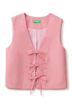 Ärmellose pink-weiß gestreifte Weste mit drei Schleifen vorne und einem grünen United Colors of Benetton Etikett im Kragen.