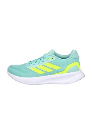 Zapatilla deportiva para correr de color azul claro y amarillo neón con suela blanca, parte superior de malla y cierre con cordones, vista de lado sobre un fondo blanco.