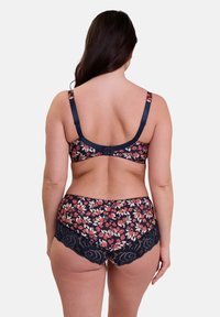 Soutien-gorge floral bleu marine et culotte assortie. Le soutien-gorge présente des accents en dentelle et des bretelles réglables. La culotte a une bordure en dentelle festonnée et un motif floral.