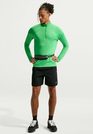 Nike Performance, LAUFSHIRT STRIDE HALF-ZIP - Langarmshirt - green spark reflective silv