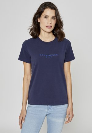 Marineblaues Baumwoll-T-Shirt mit kurzen Ärmeln, rundem Ausschnitt und Frontlogo "STRENESSE BLUE" in hellblauer Schrift. Glatte Textur.