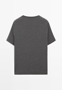 Szara koszulka na krótki rękaw wykonana z miękkiej bawełny. Okrągły dekolt, luźny krój, gładka faktura, bez widocznych grafik czy akcentów na plecach.